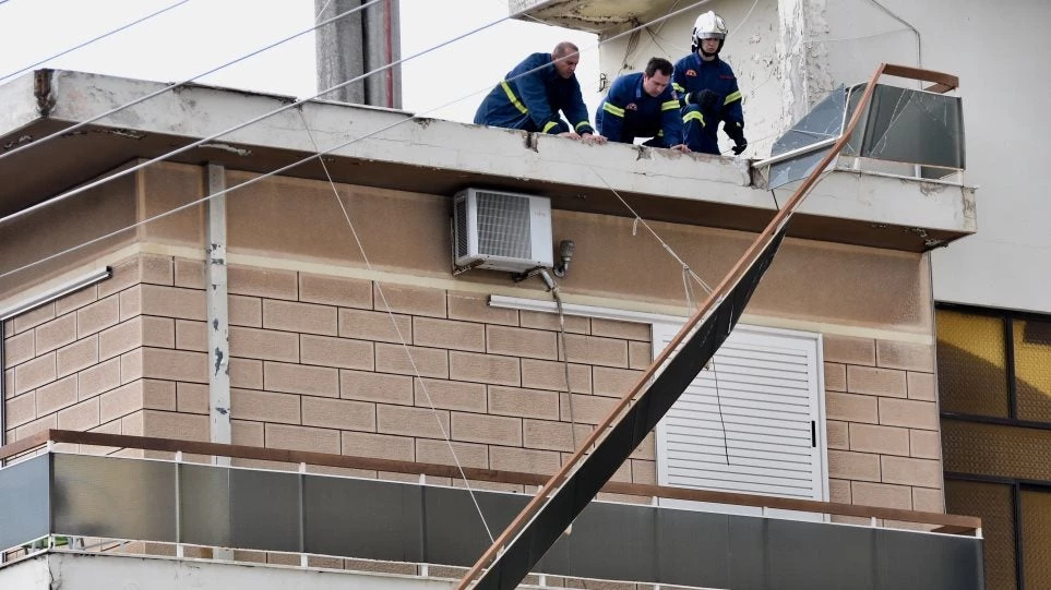 Βίντεο: Οι ισχυροί άνεμοι ξήλωσαν κάγκελο από ταράτσα διώροφου στην Άνω Γλυφάδα